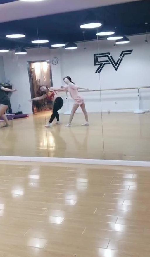 舞蹈室内吃瓜,揭秘舞蹈室内那些“吃瓜”瞬间