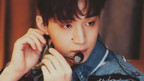 表白现场吃瓜女生,表白现场，吃瓜女生围观热议